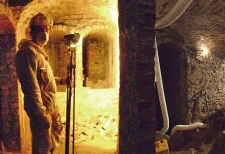 2 Crypt ventilation system for confined space archaeological work